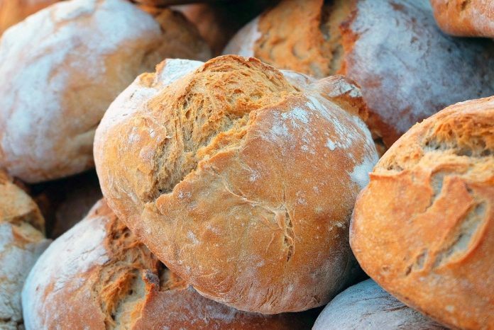 Upieczone bochenki chleba